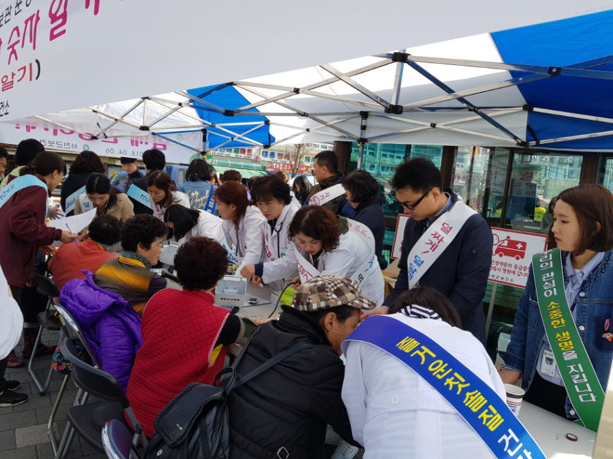 꾸미기_(10일) 서천군보건소, 제46회 보건의 날 홍보관 운영 및 캠페인 실시 (1)