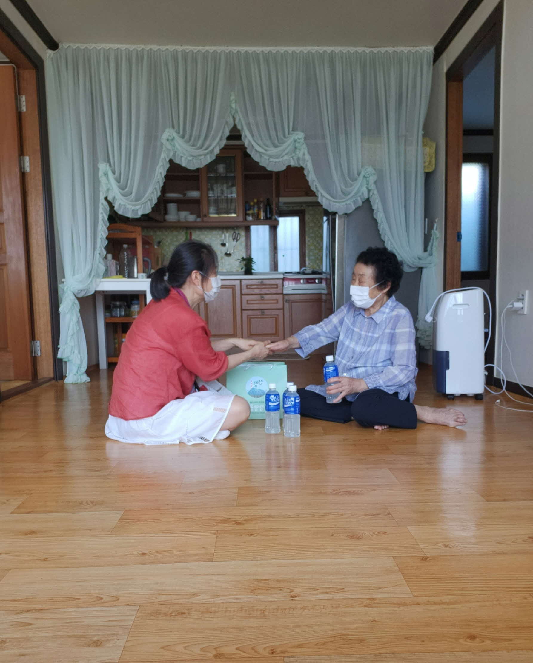 3. 장항읍, 폭염 속 '찾아가는 복지'로 취약계층 안부 챙겨.jpeg