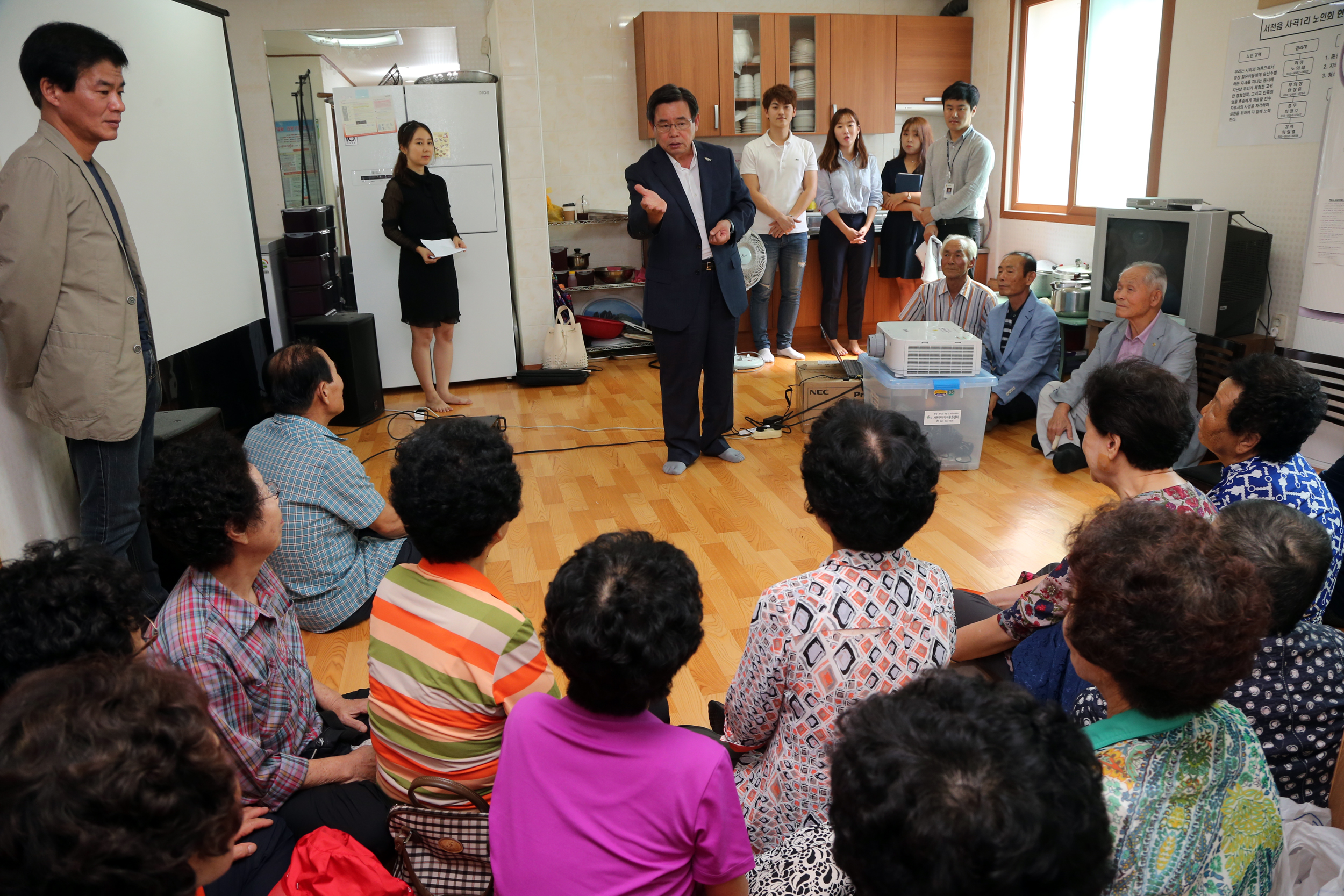 서천군, ‘찾아가는 장수사진’ 전달식 개최